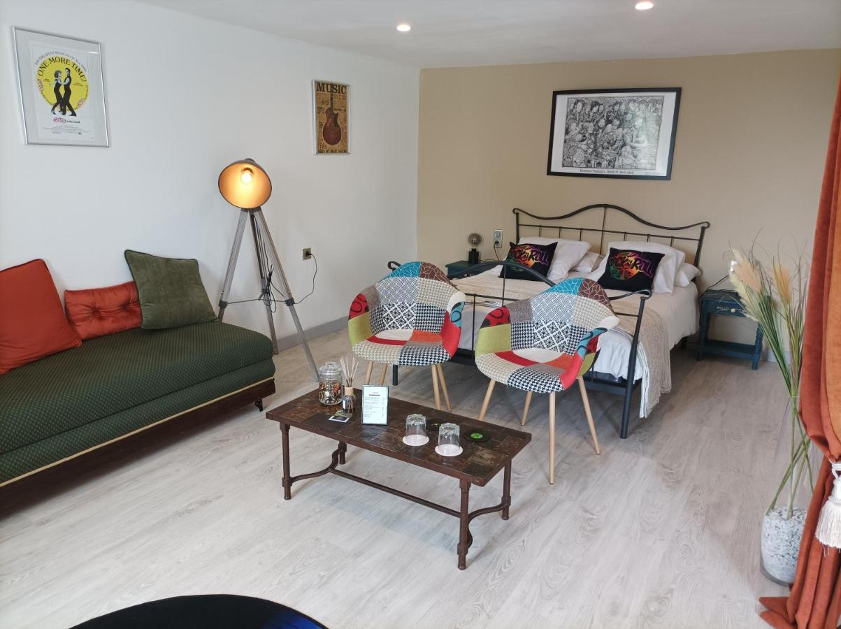A L Epoque Bed and Breakfast Bouges  Εξωτερικό φωτογραφία
